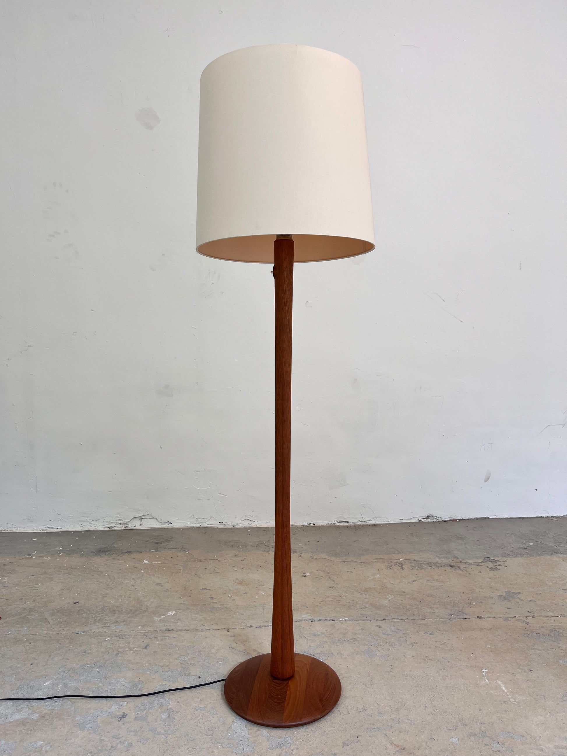 Stehlampe Teak mit Seidenschirm aus Dänemark