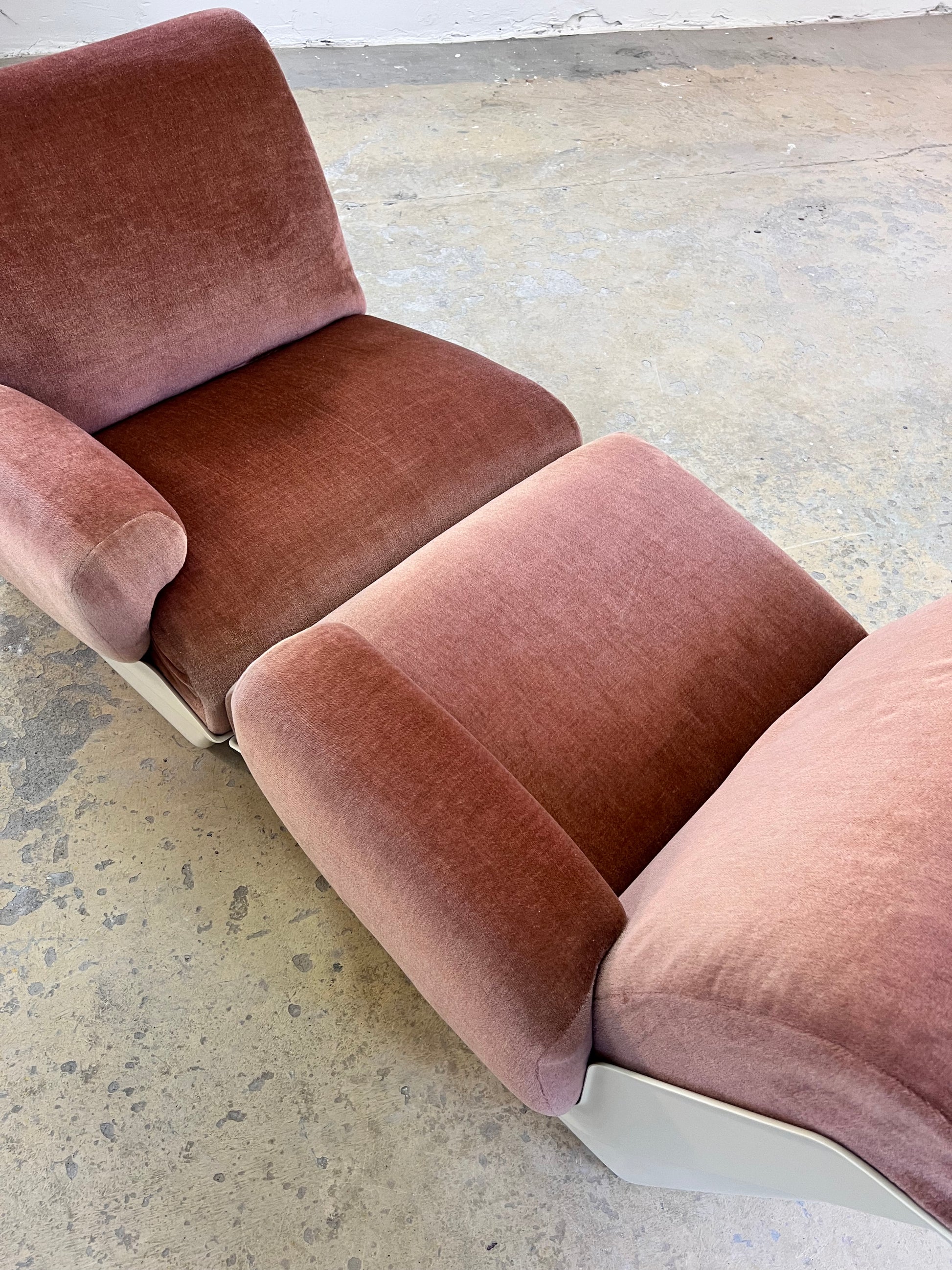 Modularer Schalensessel rosa Samt & Kunststoff