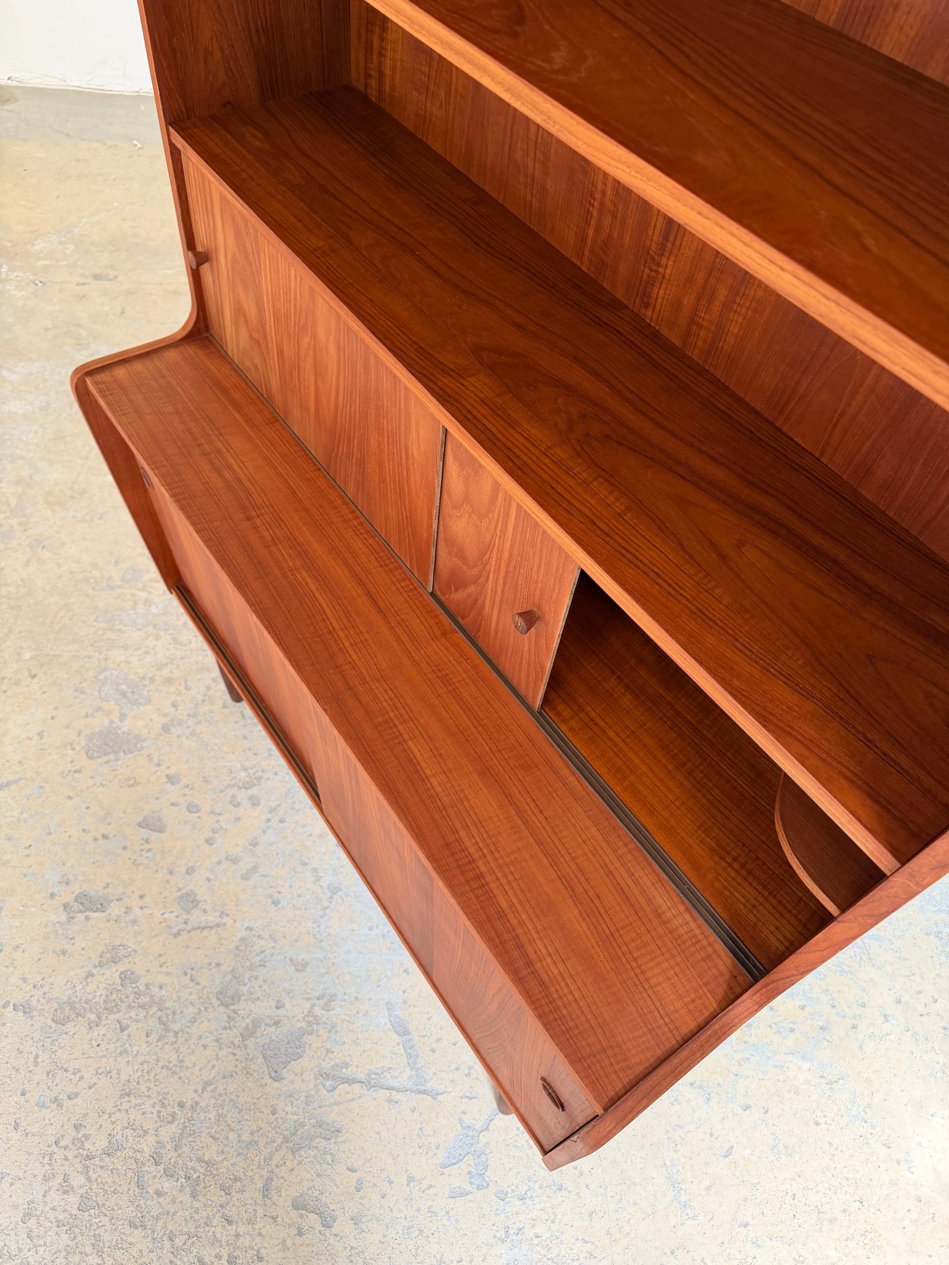 Bücherregal Teak mit Schiebetüren aus Dänemark