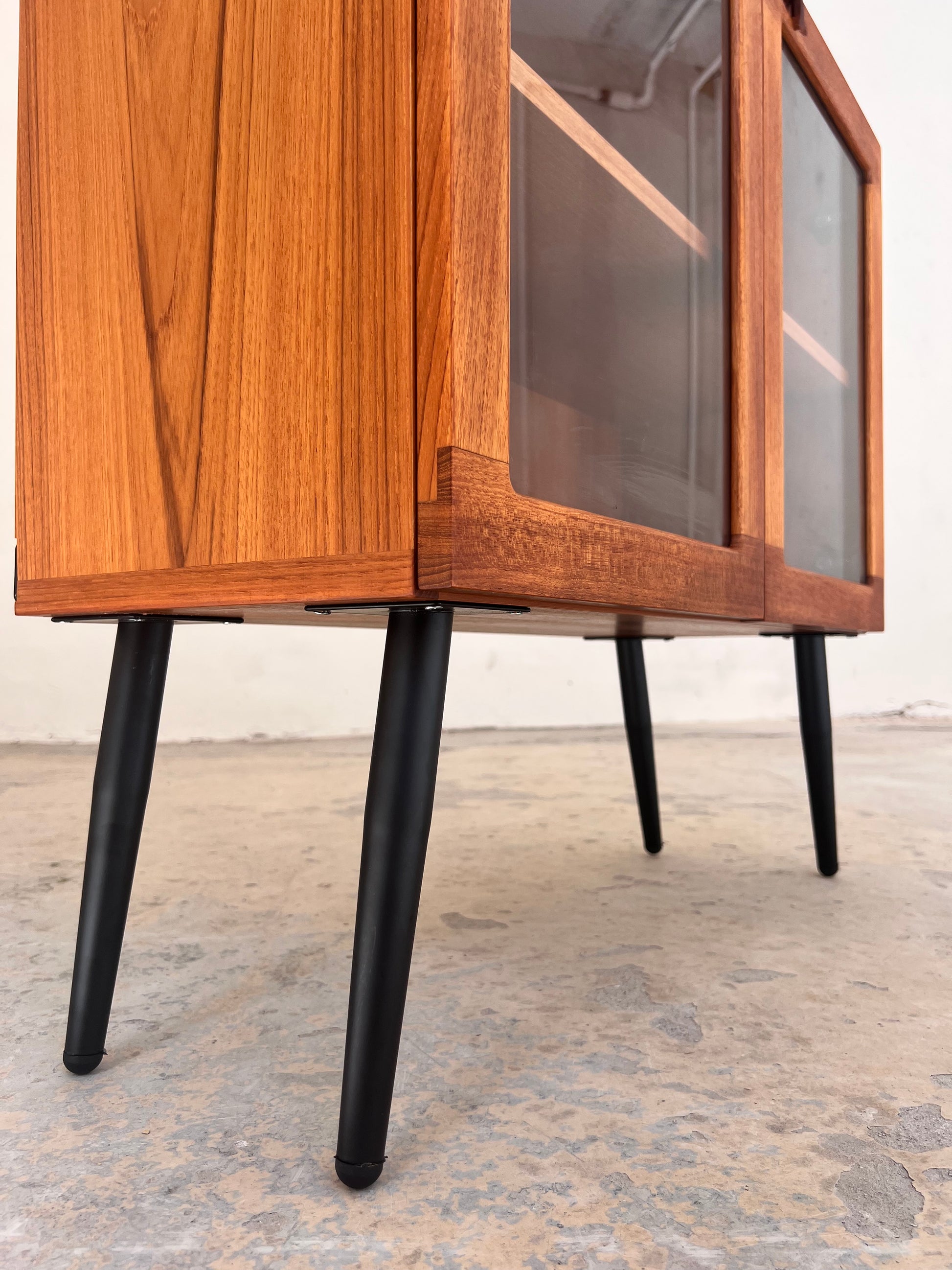 Kleine Vitrine Teak von H. W. Klein für Bramin