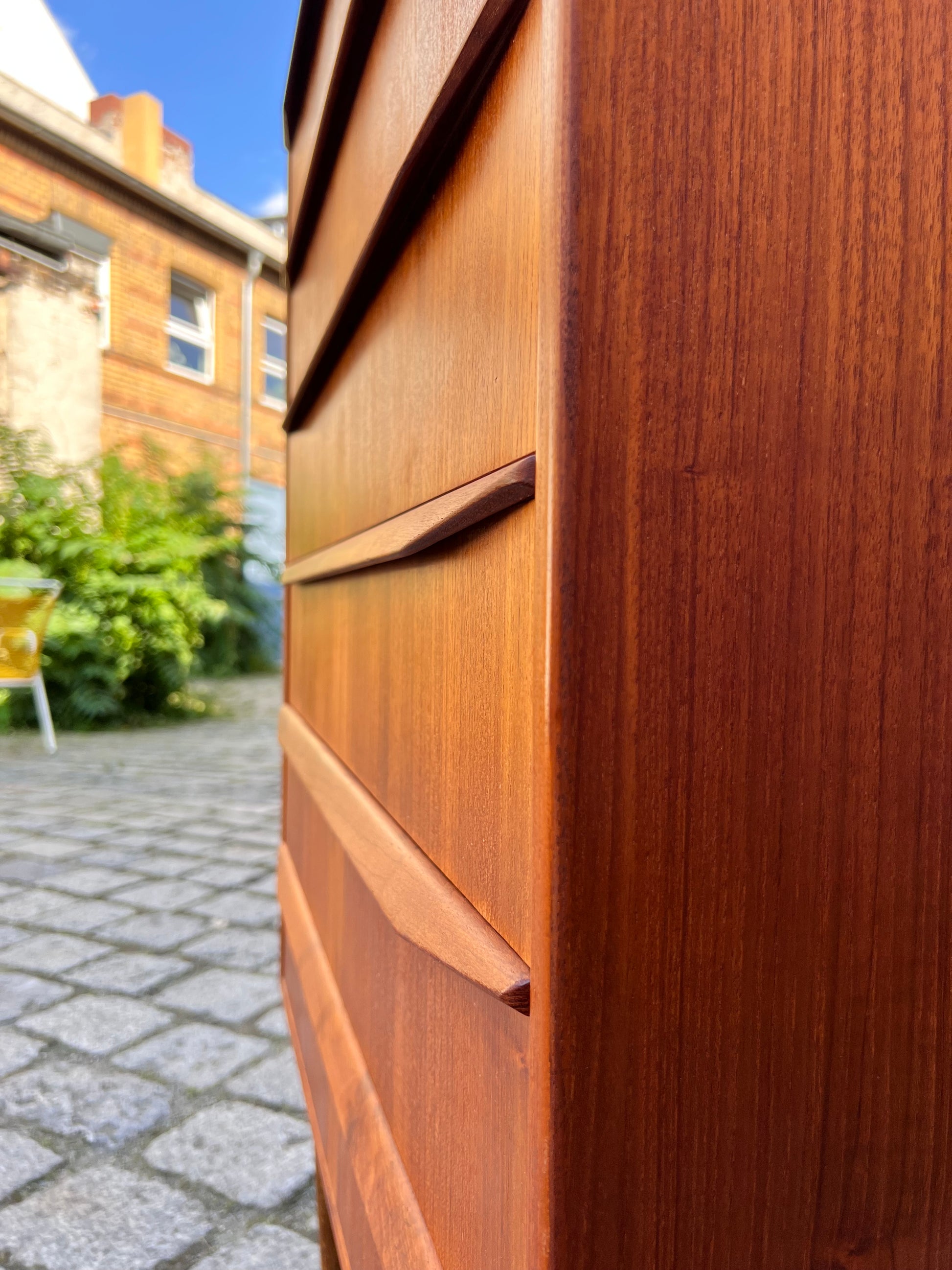 Kommode Teak mit durchgängigen Griffen