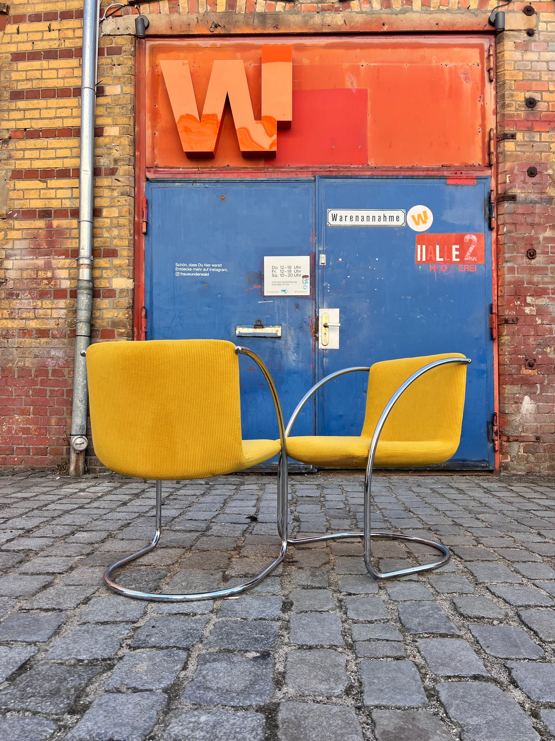 Freischwinger „Lens“ senfgelb Cord & Chrom von Giovanni Offredi für Saporiti Italia