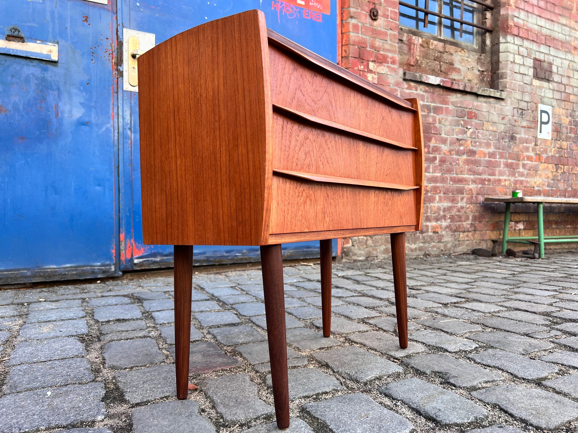 Kleine Kommode / Nachtschrank Teak mit durchgehenden Griffen aus Dänemark