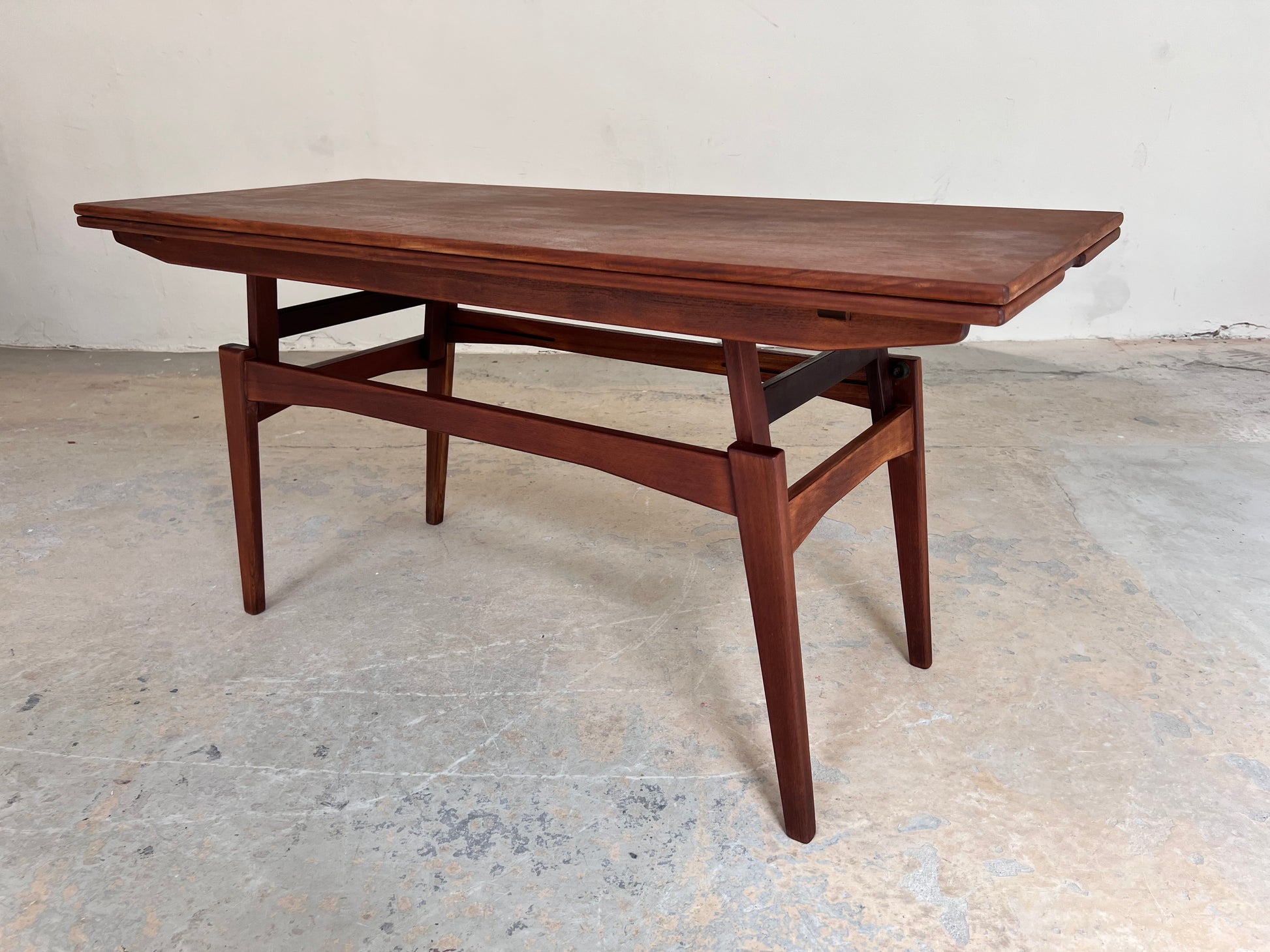 Höhenverstellbarer Couchtisch Teak mit Auszügen aus Dänemark