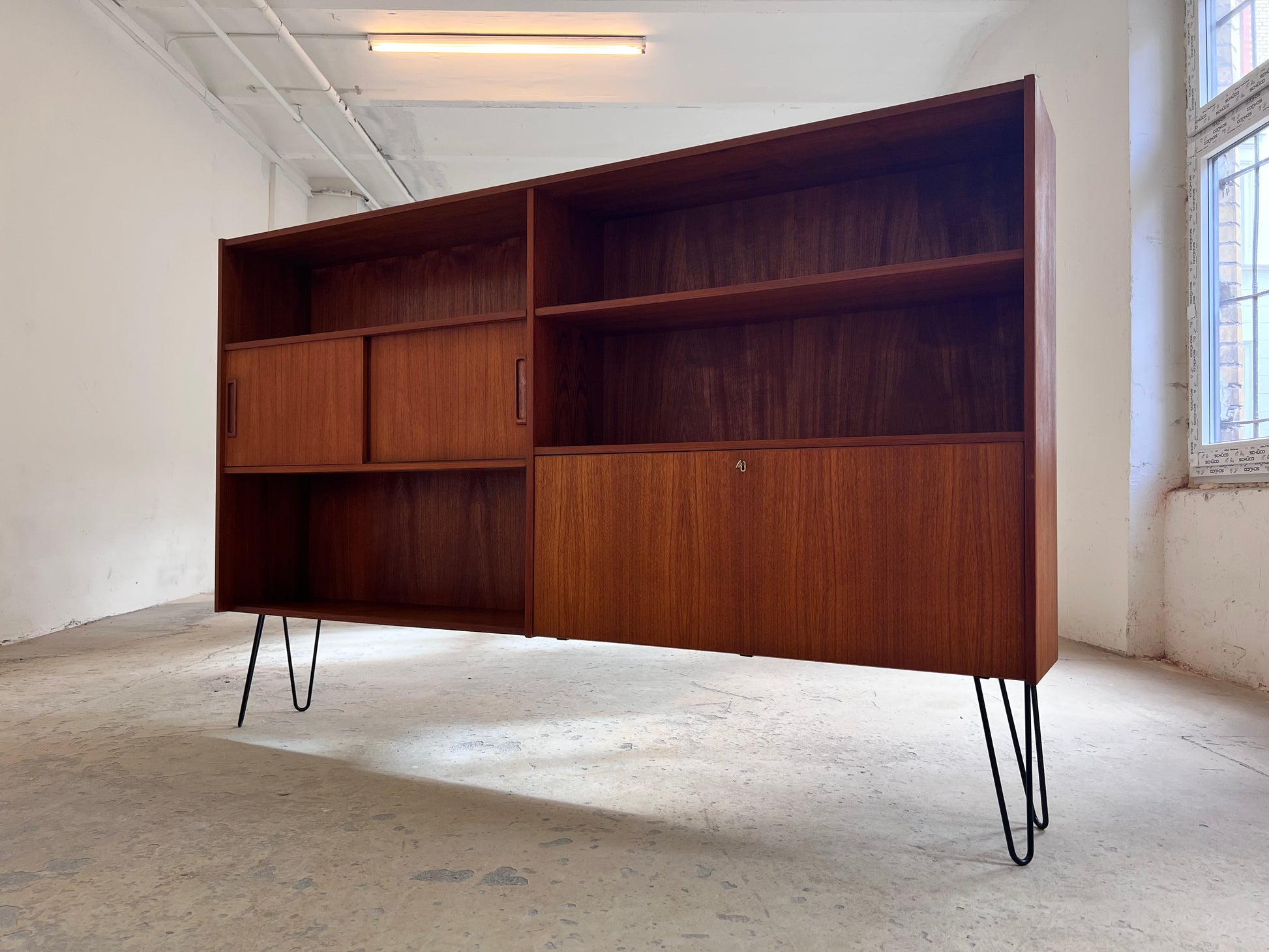 Regal auf Hairpinlegs aus Dänemark