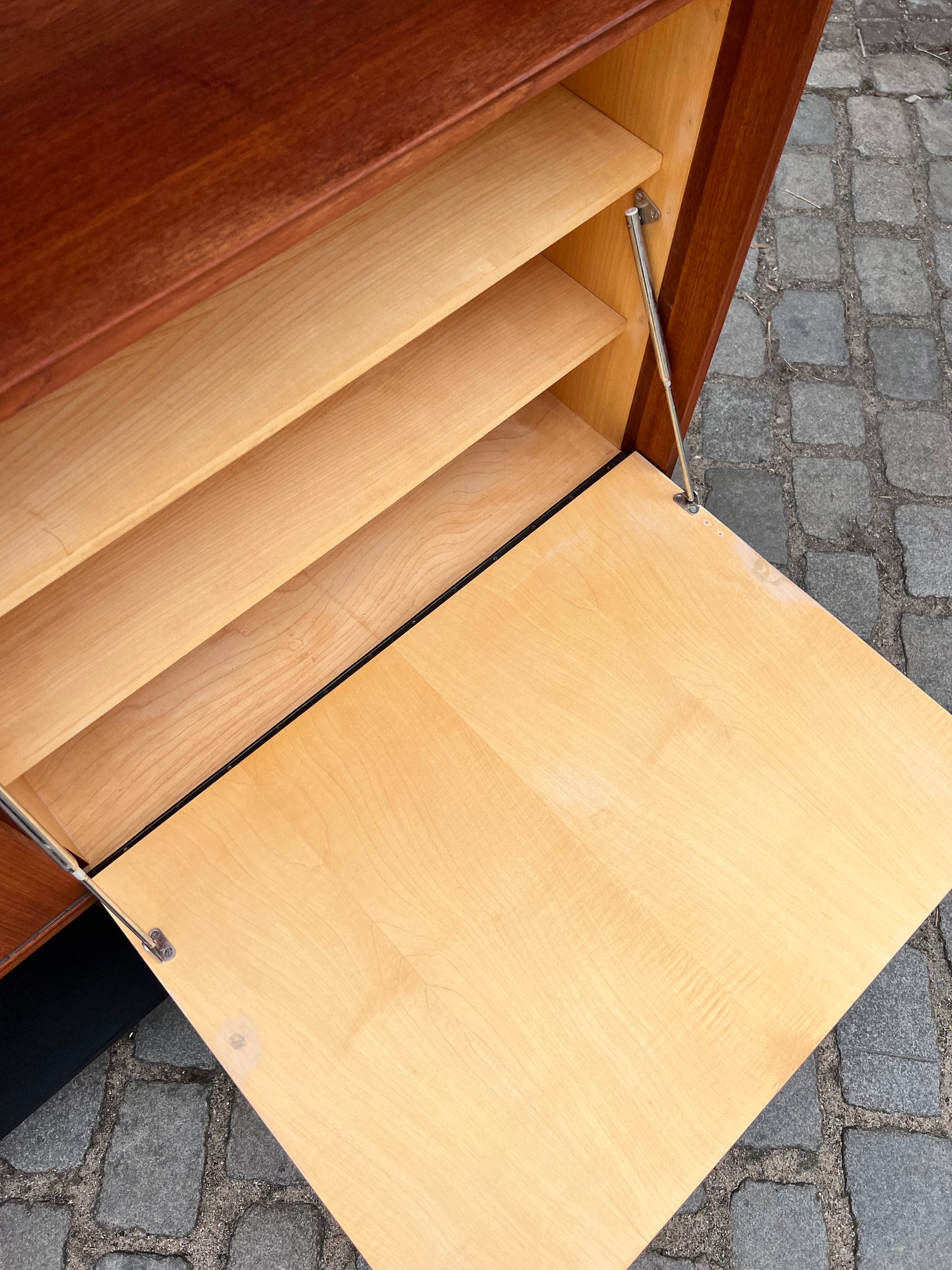 Regal Teak mit Minibar auf neuen Holzfüßen aus Dänemark