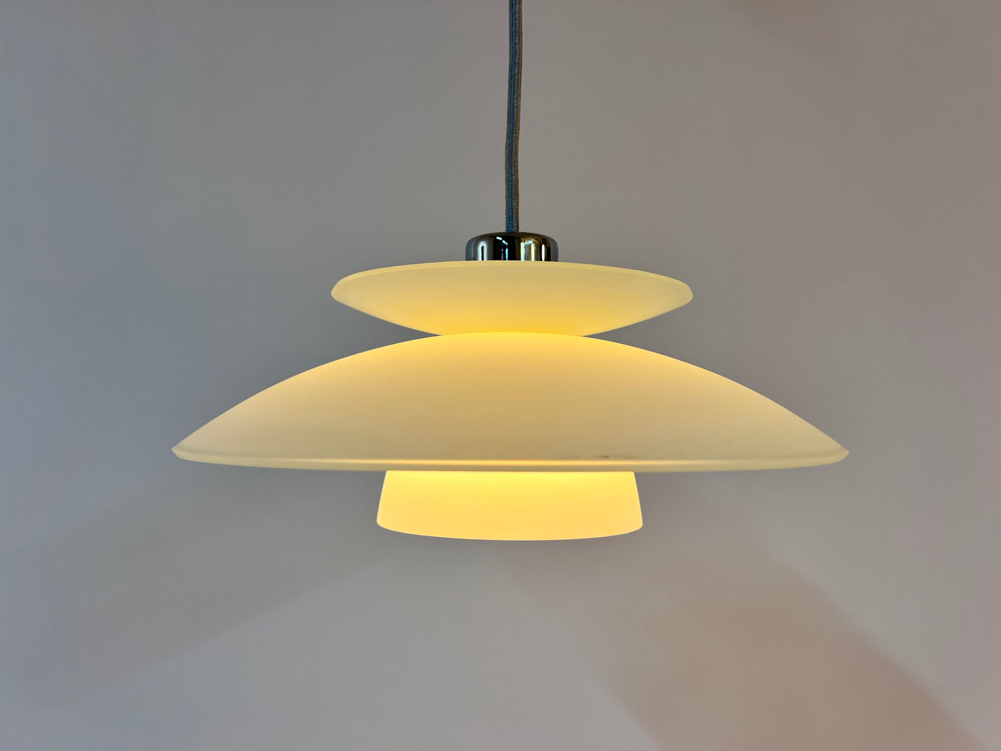 Lamellenlampe Milchglas Chrom aus Dänemark