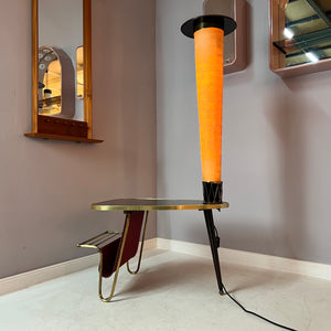 Tisch mit Stehlampe