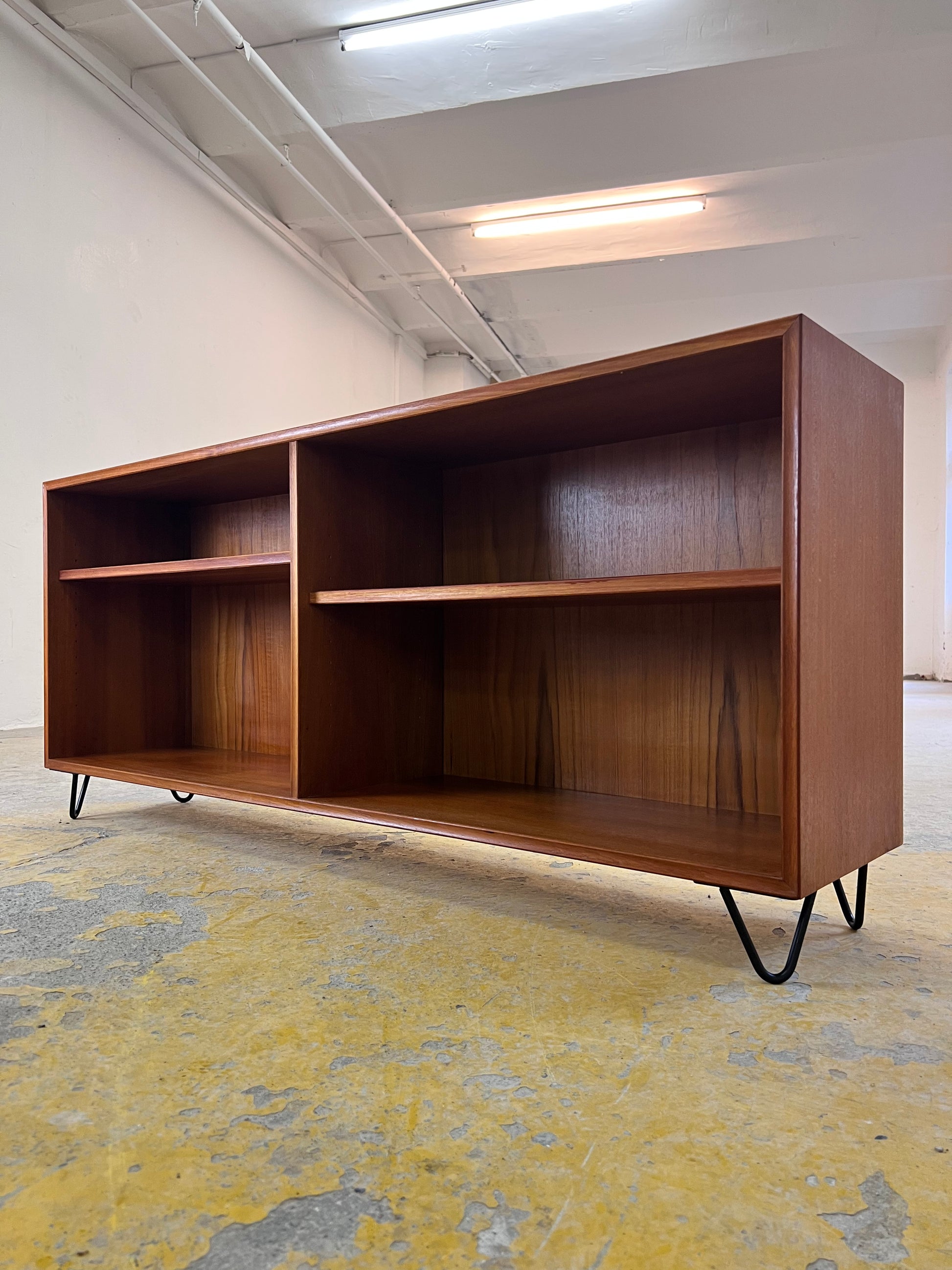 Regal Teak auf Hairpinlegs von rt Möbel