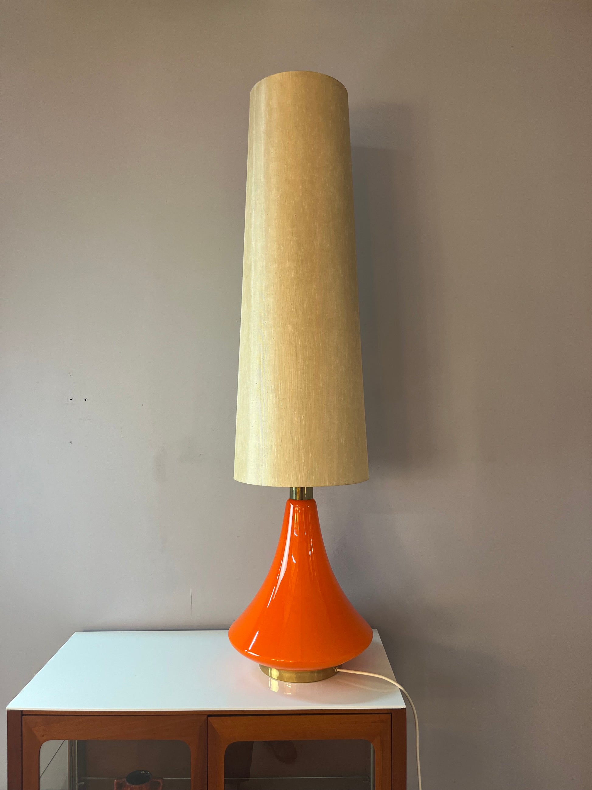 Bodenlampe orange Glas mit leuchtendem Fuß