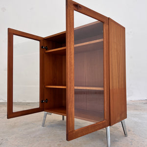 Vitrinenschrank Teak mit neuen Chromfüßen von H.W.Klein für Bramin