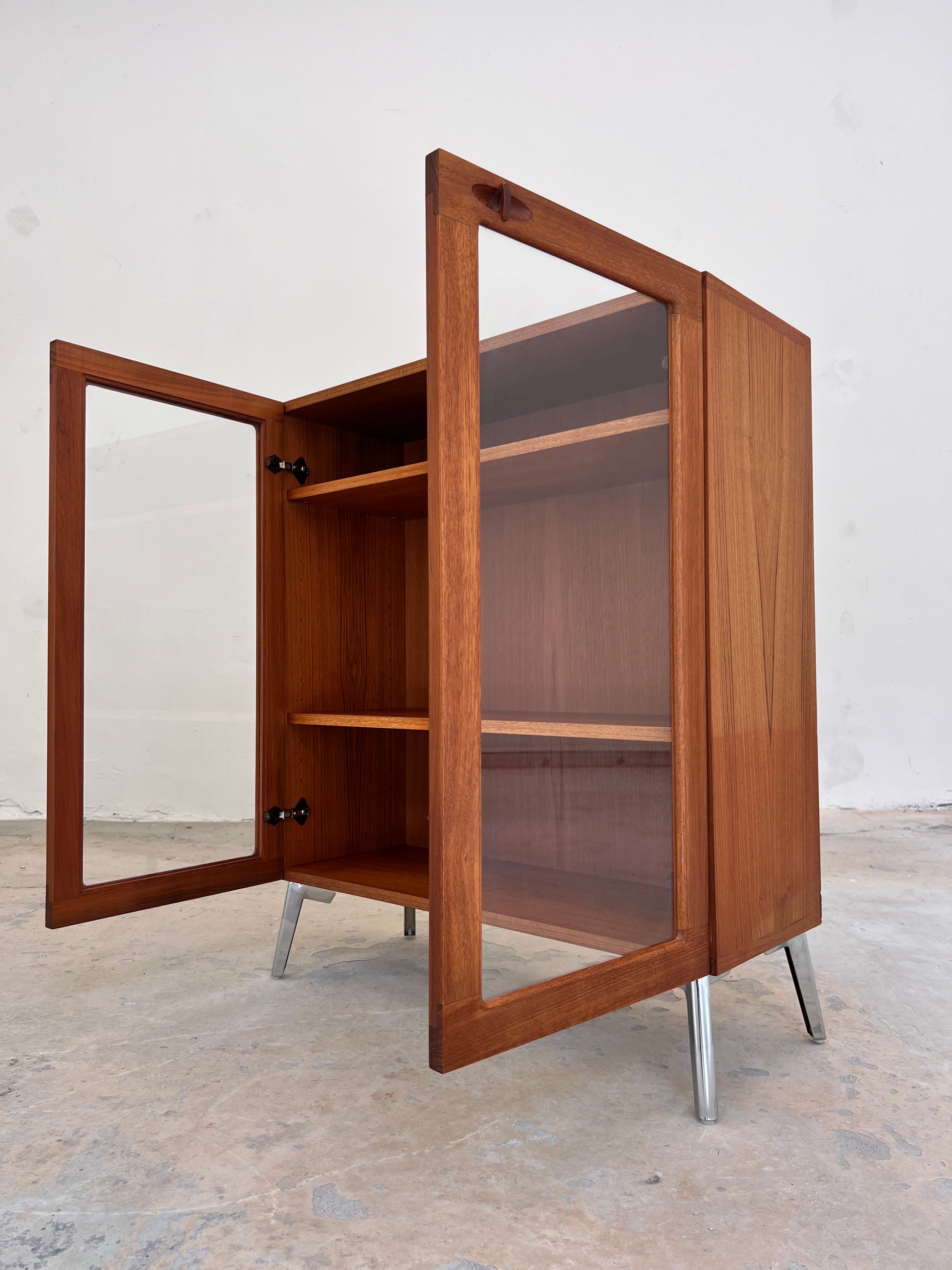 Vitrinenschrank Teak mit neuen Chromfüßen von H.W.Klein für Bramin