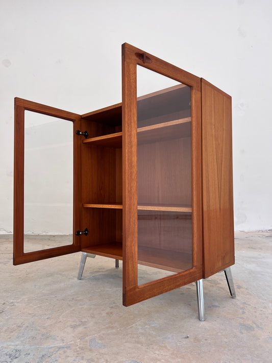 Vitrinenschrank Teak mit neuen Chromfüßen von H.W.Klein für Bramin