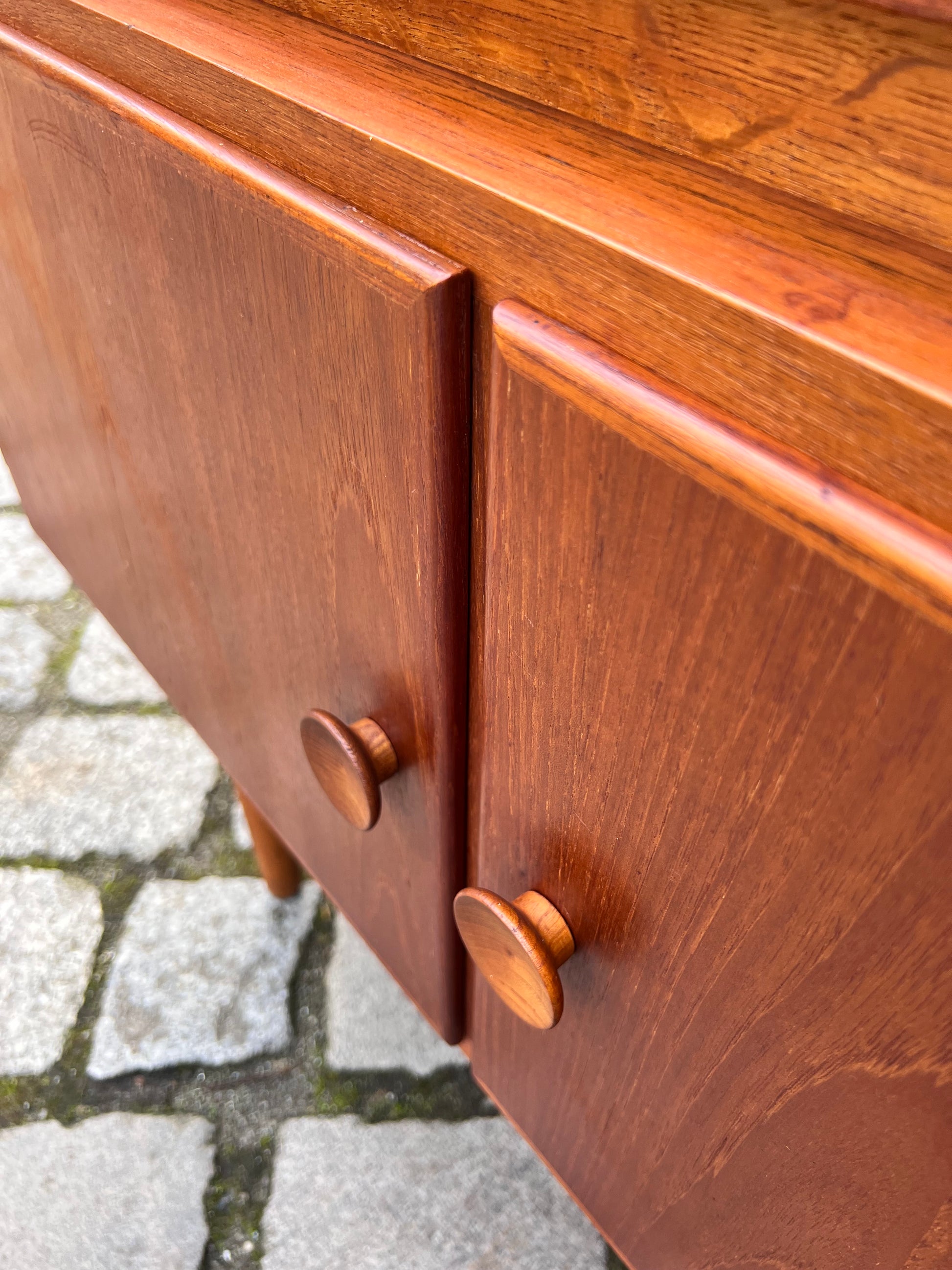 Highboard Teak mit runden Griffen
