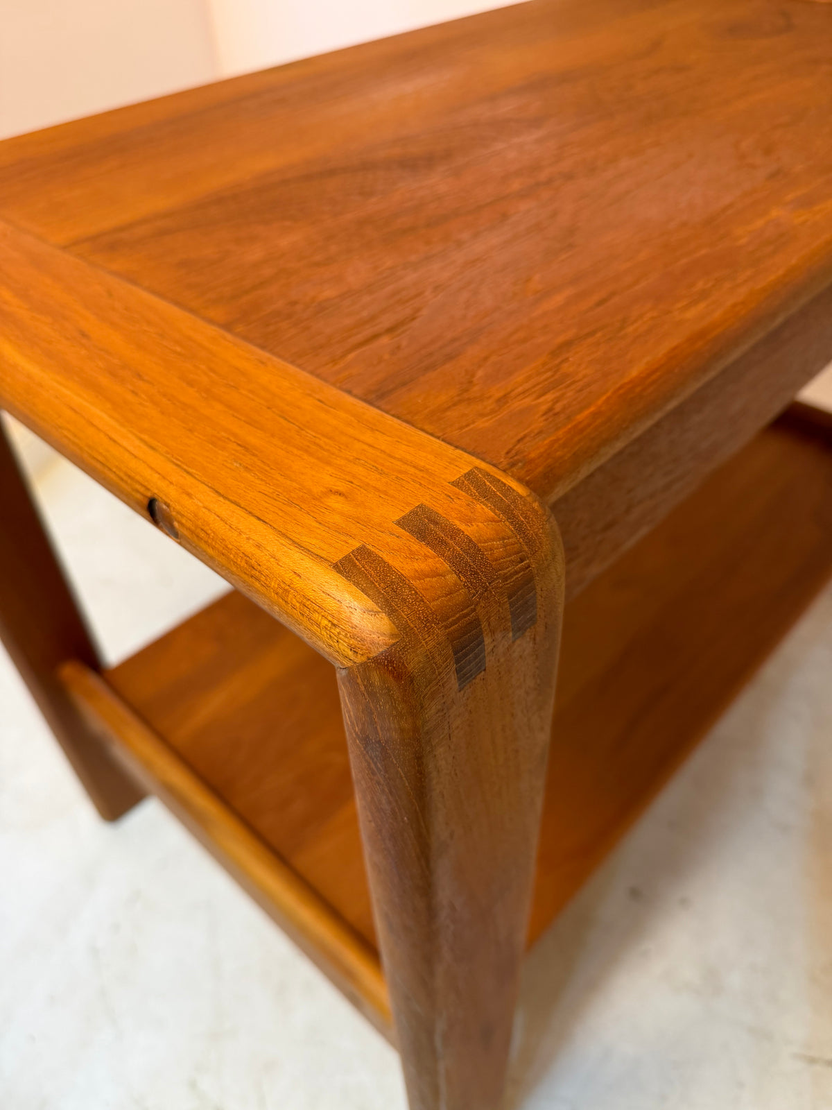 Beistelltisch Teak mit Schubladen & Ablage aus Dänemark
