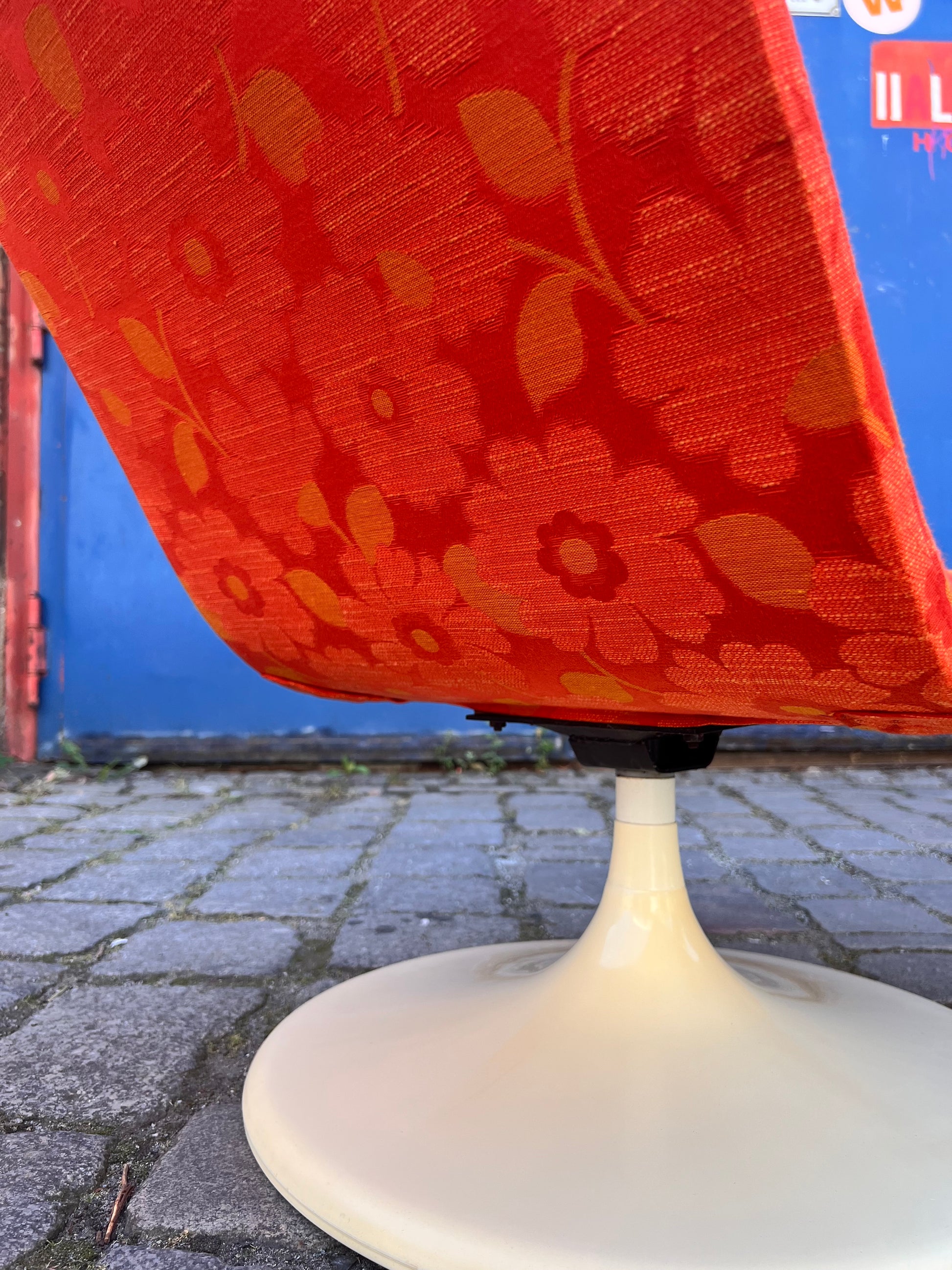 Sessel mit Tulpenfuß orange creme 70er