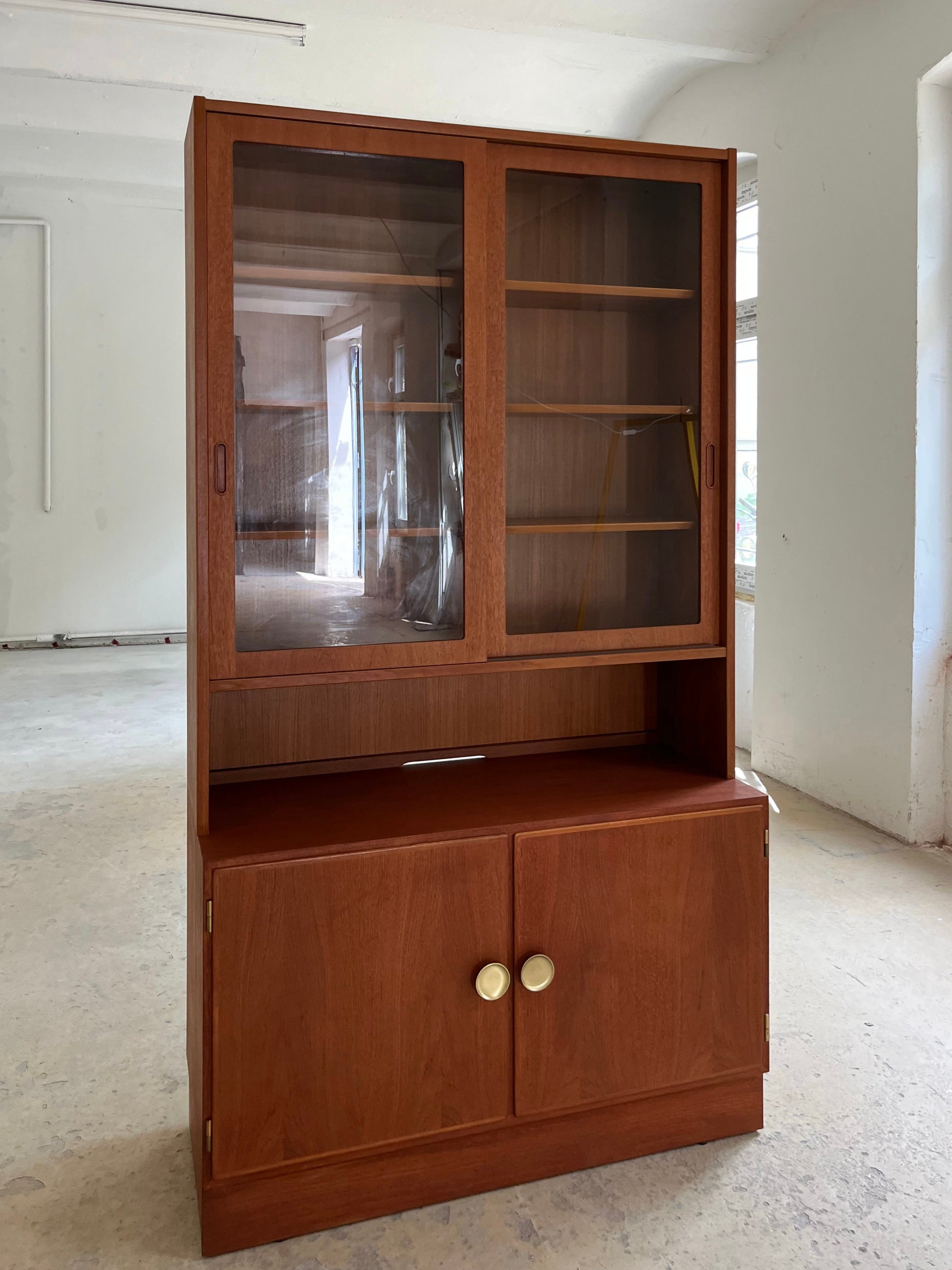 Vitrine Teak mit Schiebetüren von Hundevad