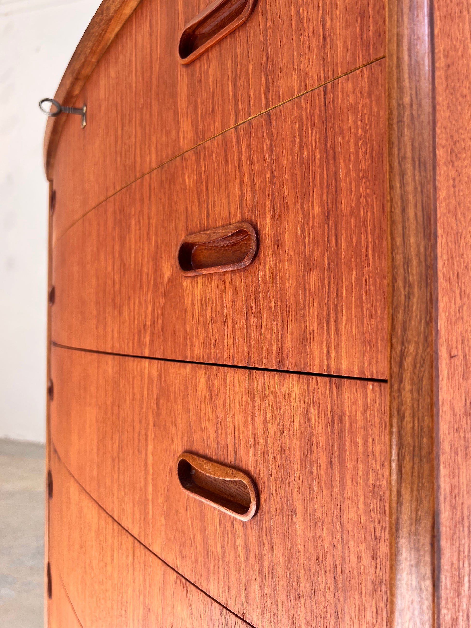 Halbrunde Kommode Teak mit Schloss aus Dänemark