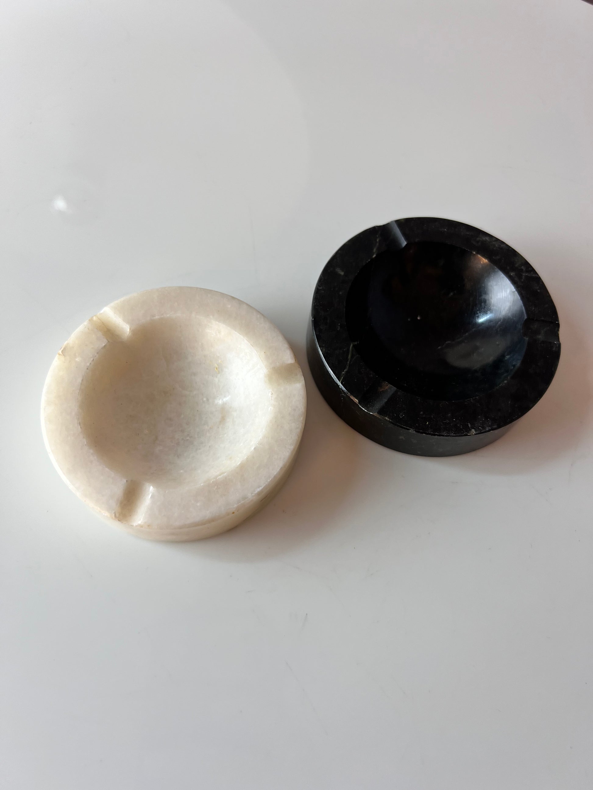 Set: 2 Aschenbecher schwarz weiß Onyx