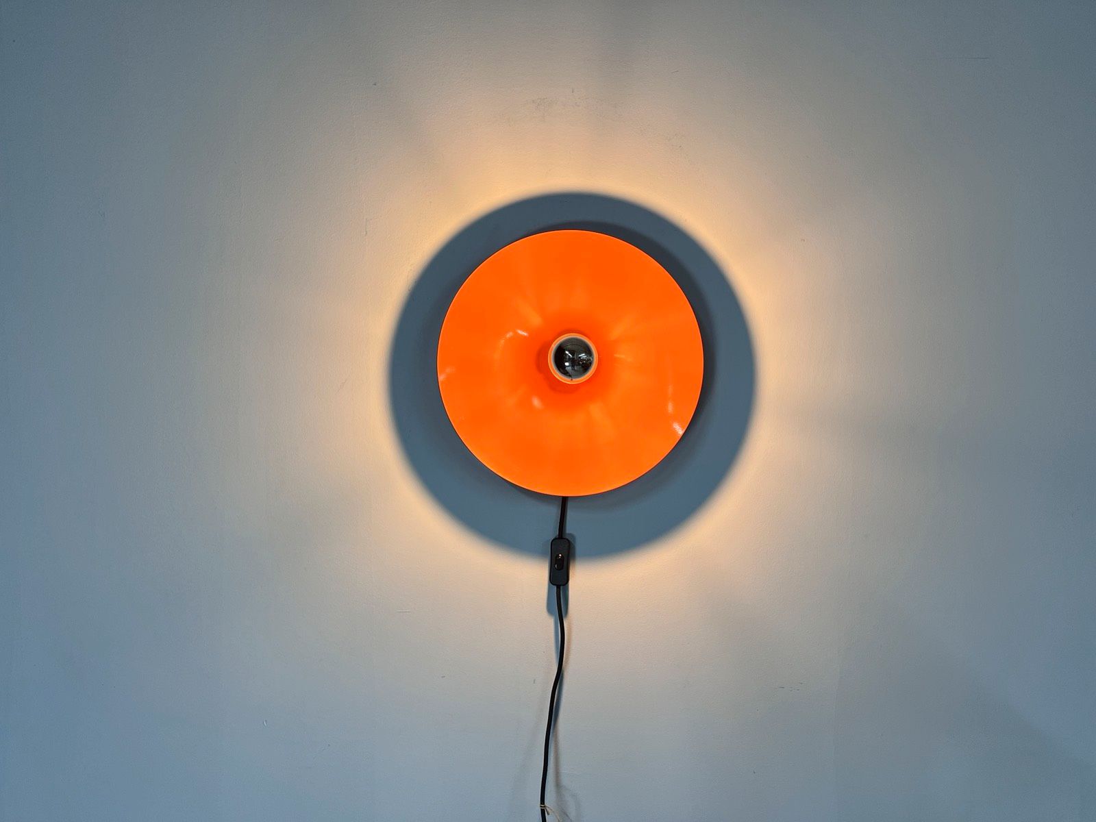 Wandlampe Diskus orange 35 cm von Charlotte Perriand für Honsel