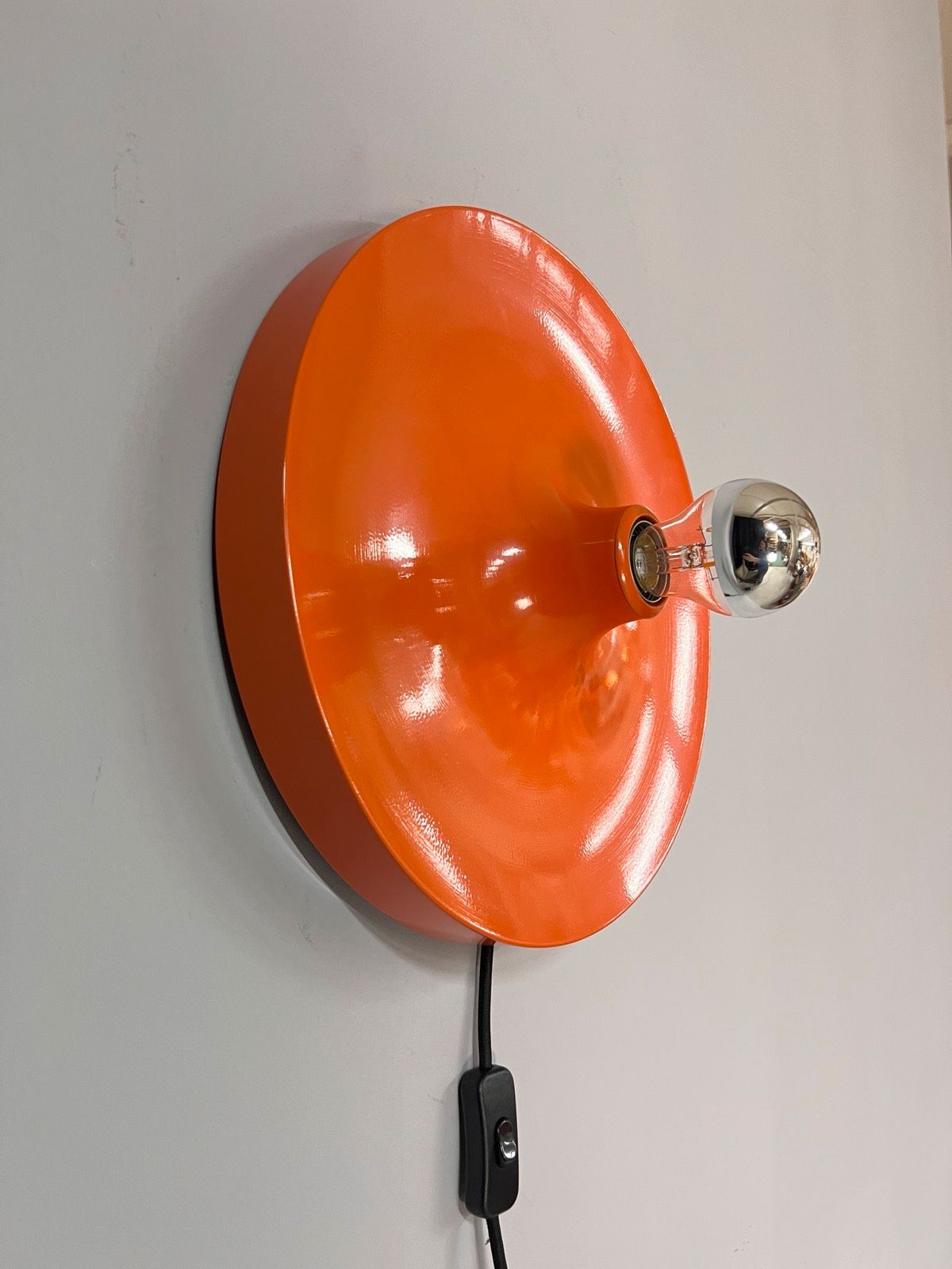 Wandlampe Diskus orange 35 cm von Charlotte Perriand für Honsel