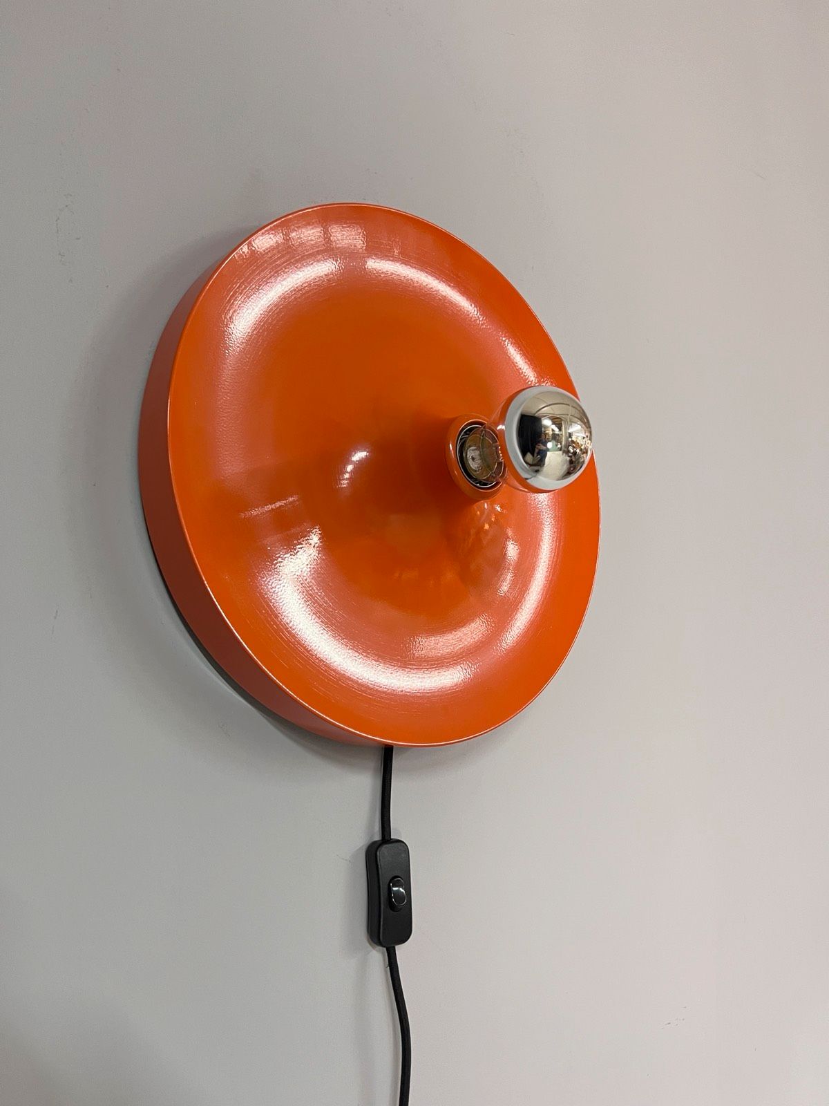 Wandlampe Diskus orange 35 cm von Charlotte Perriand für Honsel