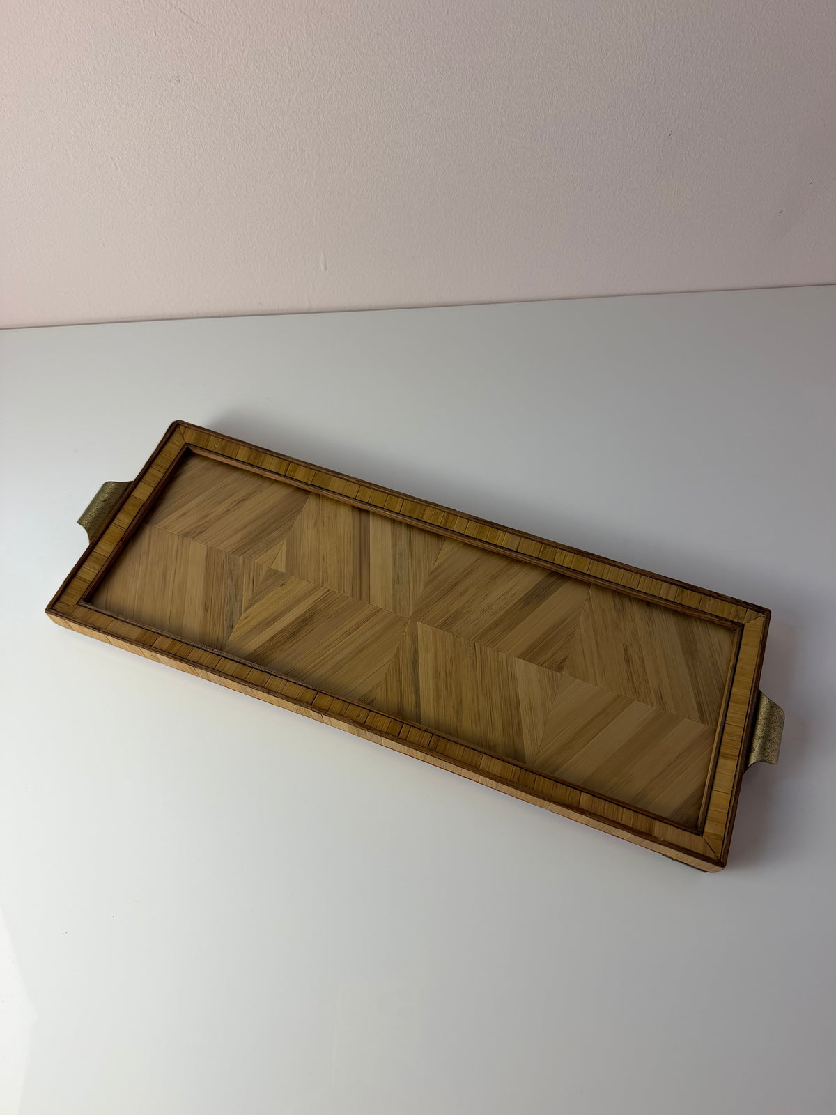 Tablett mit Stroh Intarsien und Messinggriffen von Josa