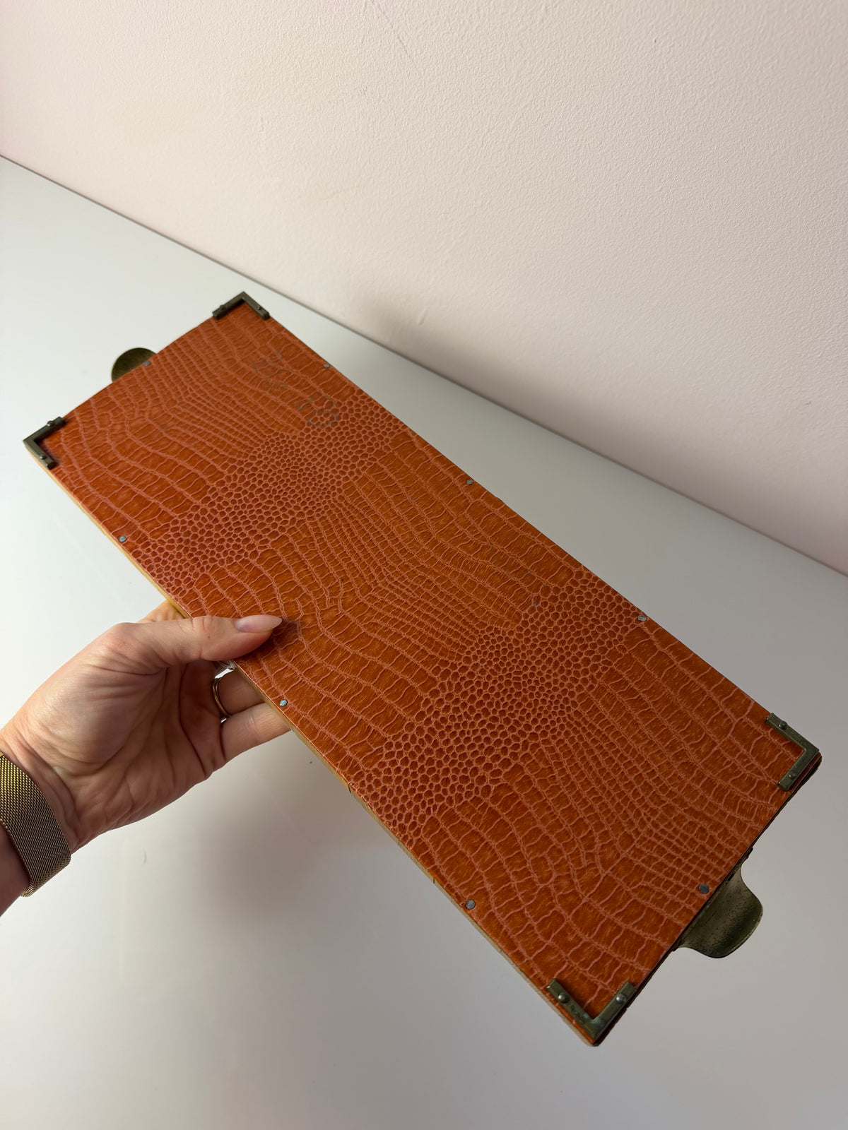 Tablett mit Stroh Intarsien und Messinggriffen von Josa