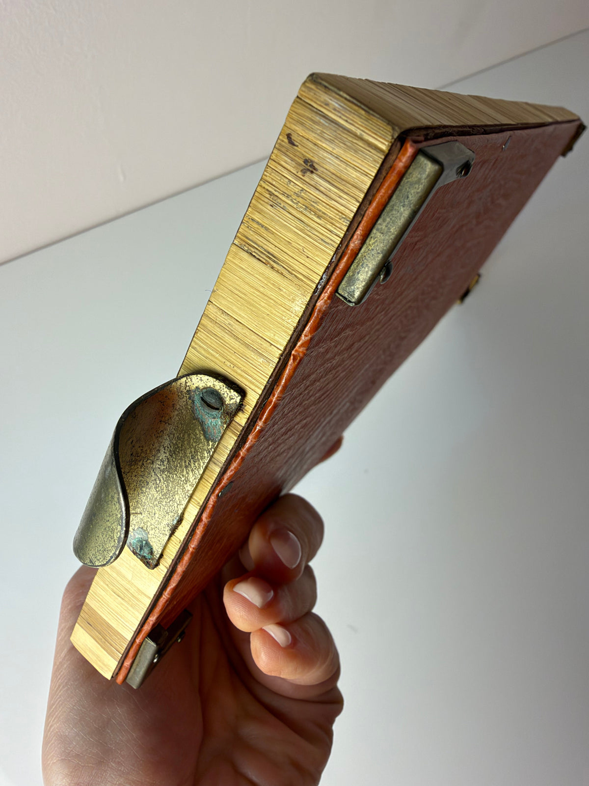 Tablett mit Stroh Intarsien und Messinggriffen von Josa