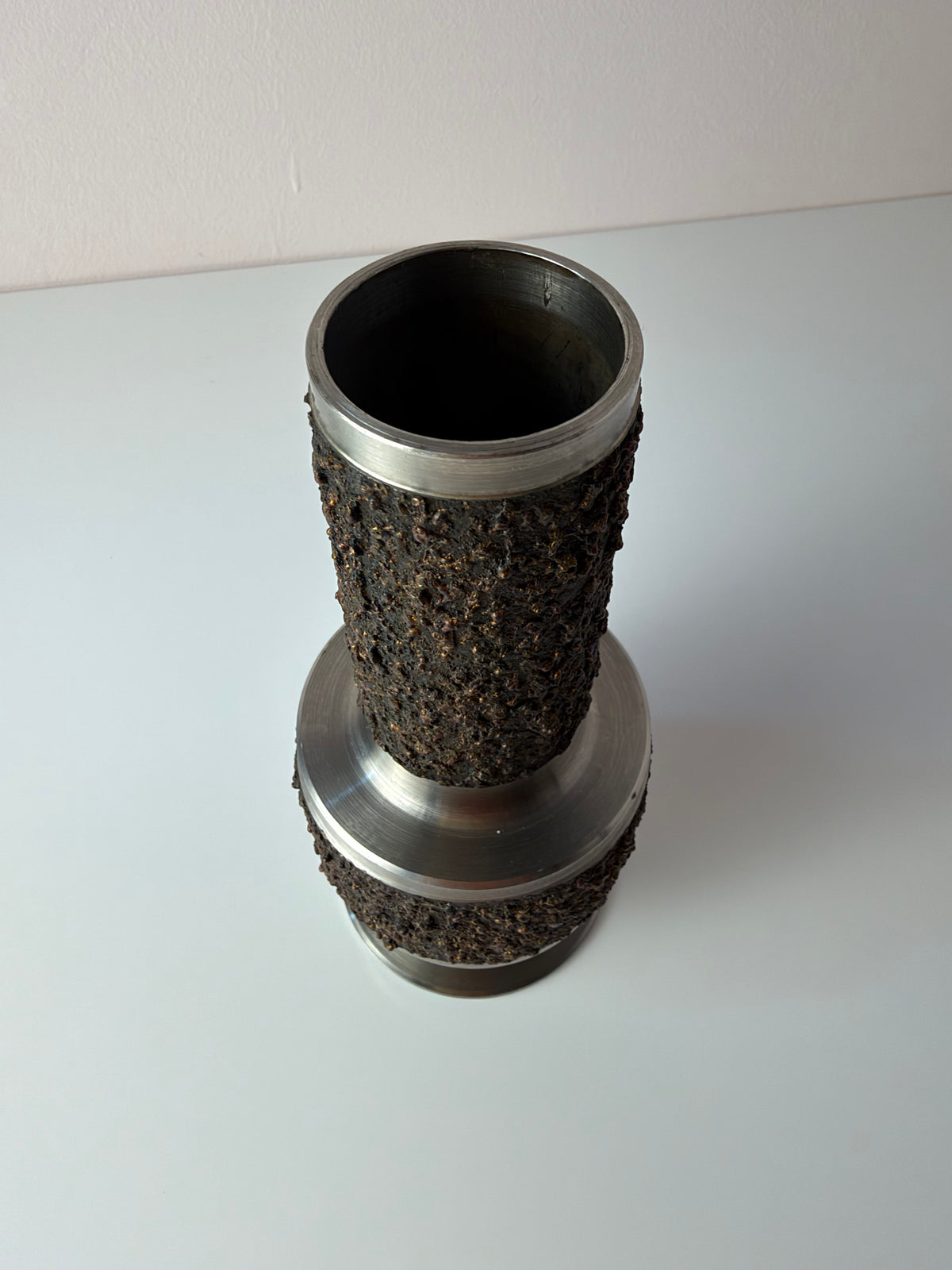 Brutalistische Vase silber braun