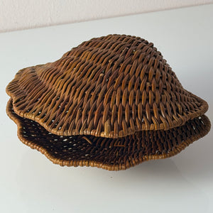 Muscheldose auf geflochtener Weide