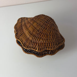 Muscheldose auf geflochtener Weide