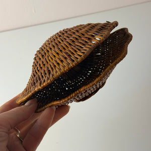 Muscheldose auf geflochtener Weide