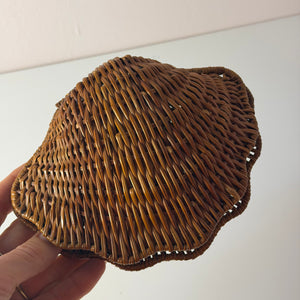 Muscheldose auf geflochtener Weide