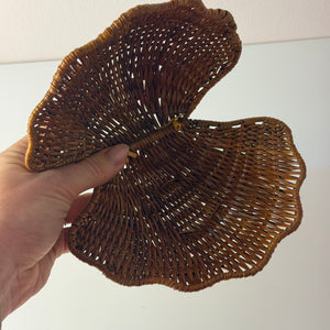 Muscheldose auf geflochtener Weide