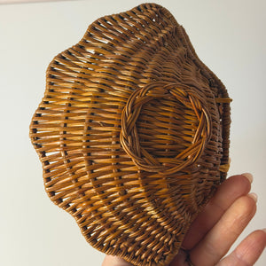 Muscheldose auf geflochtener Weide