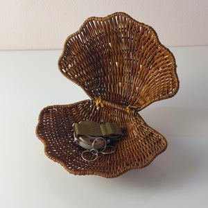 Muscheldose auf geflochtener Weide