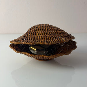 Muscheldose auf geflochtener Weide
