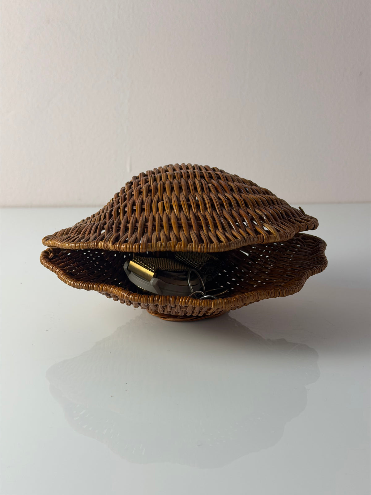 Muscheldose auf geflochtener Weide