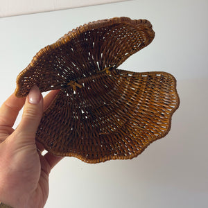 Muscheldose auf geflochtener Weide