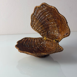 Muscheldose auf geflochtener Weide