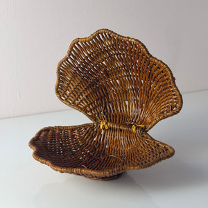 Muscheldose auf geflochtener Weide