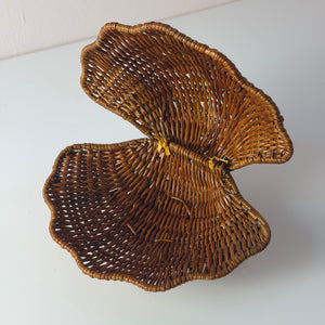 Muscheldose auf geflochtener Weide