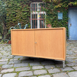 Schrank Eiche mit neuen Chromfüßen von WK Möbel