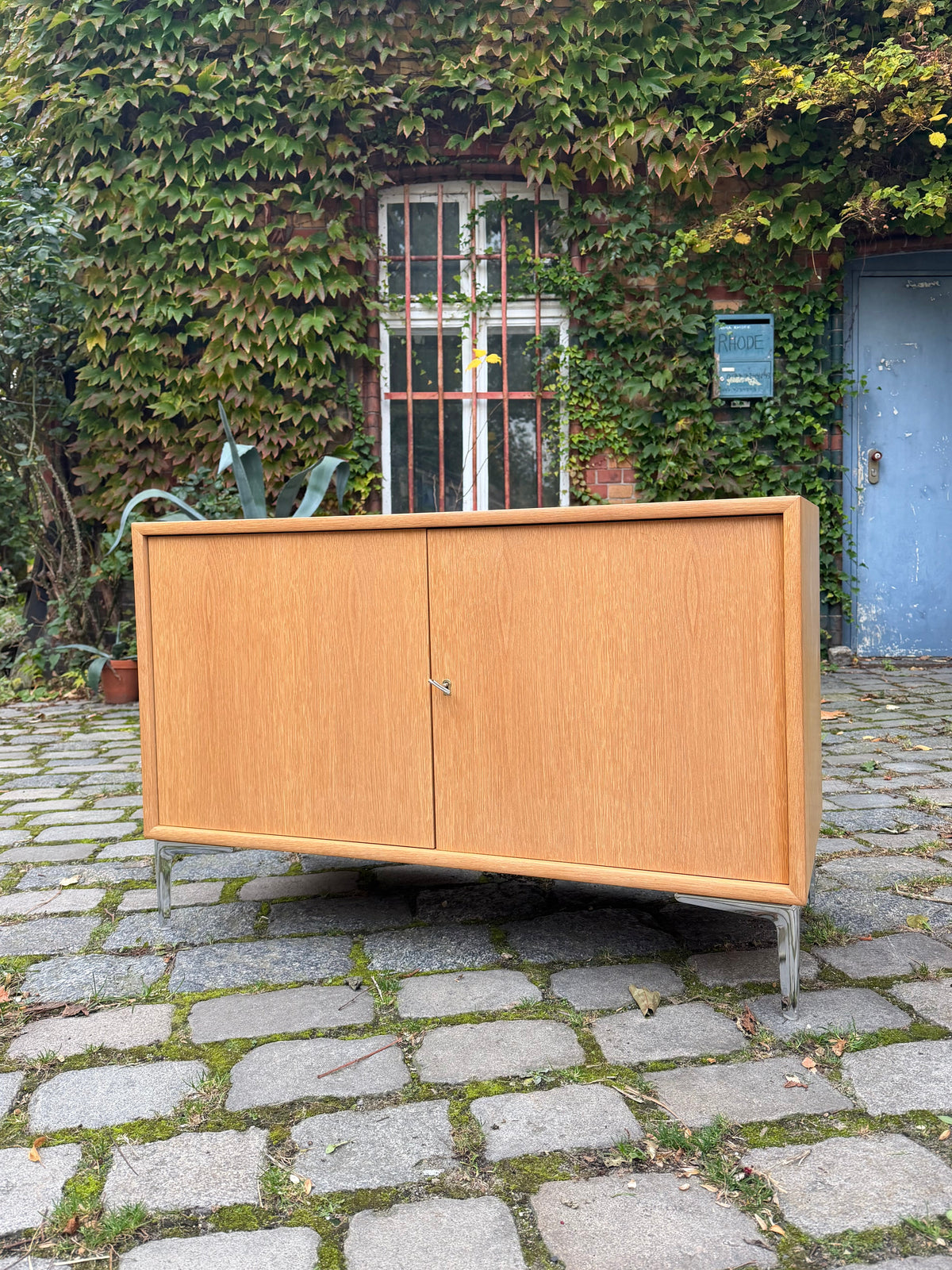 Schrank Eiche mit neuen Chromfüßen von WK Möbel