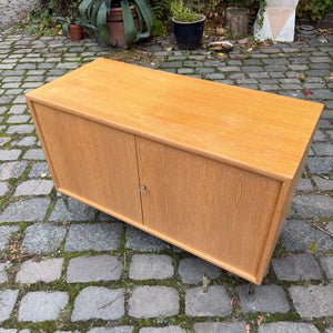 Schrank Eiche mit neuen Chromfüßen von WK Möbel