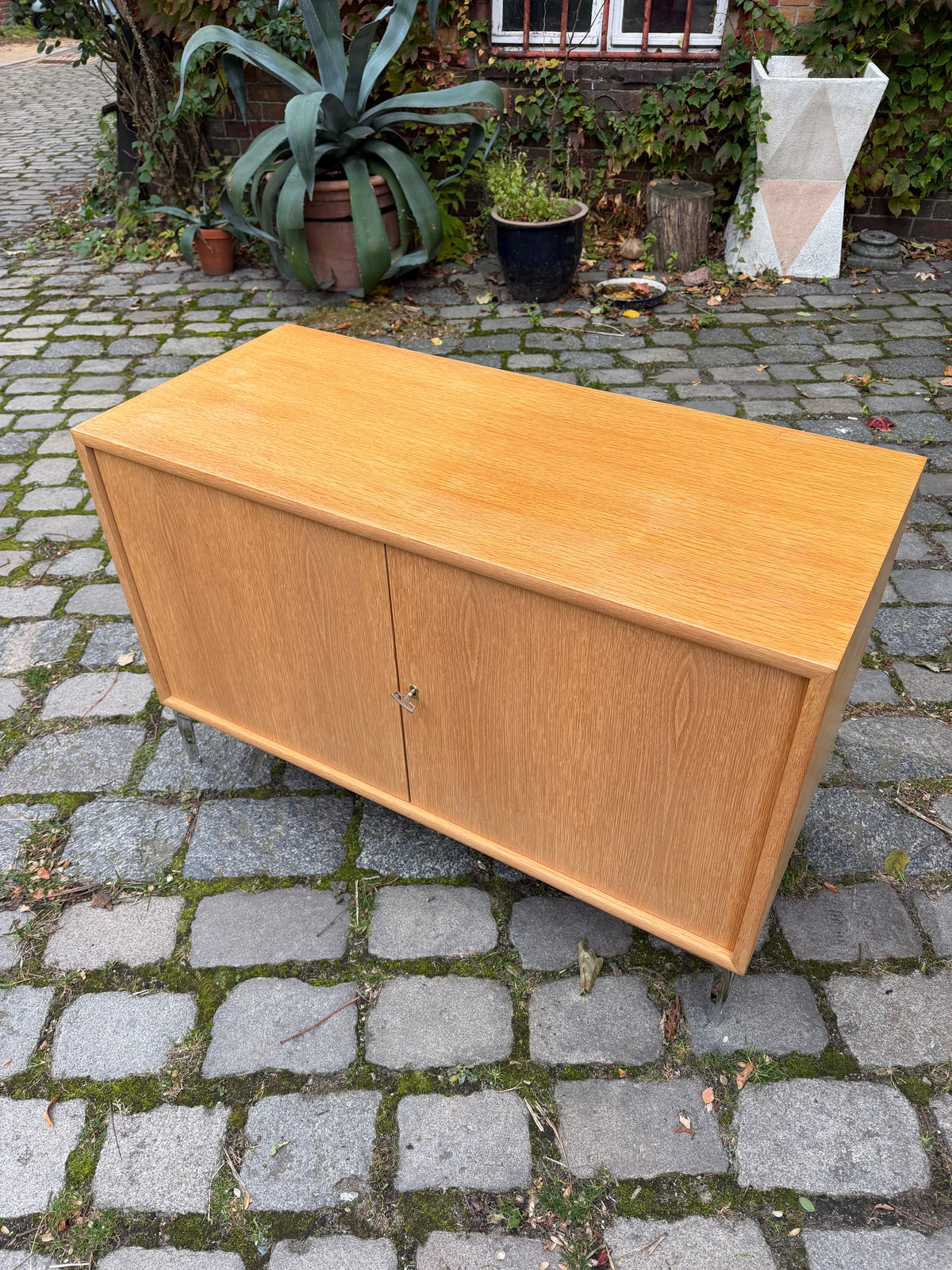 Schrank Eiche mit neuen Chromfüßen von WK Möbel