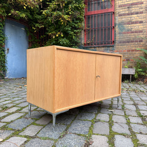 Schrank Eiche mit neuen Chromfüßen von WK Möbel