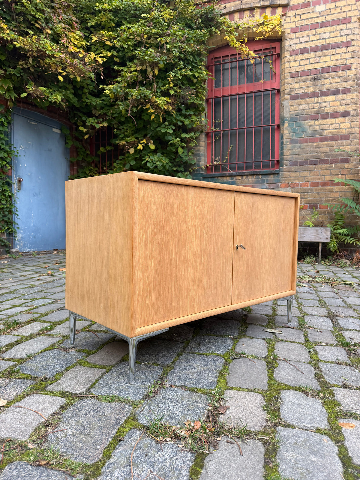 Schrank Eiche mit neuen Chromfüßen von WK Möbel