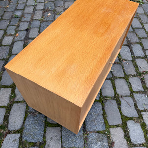 Schrank Eiche mit neuen Chromfüßen von WK Möbel